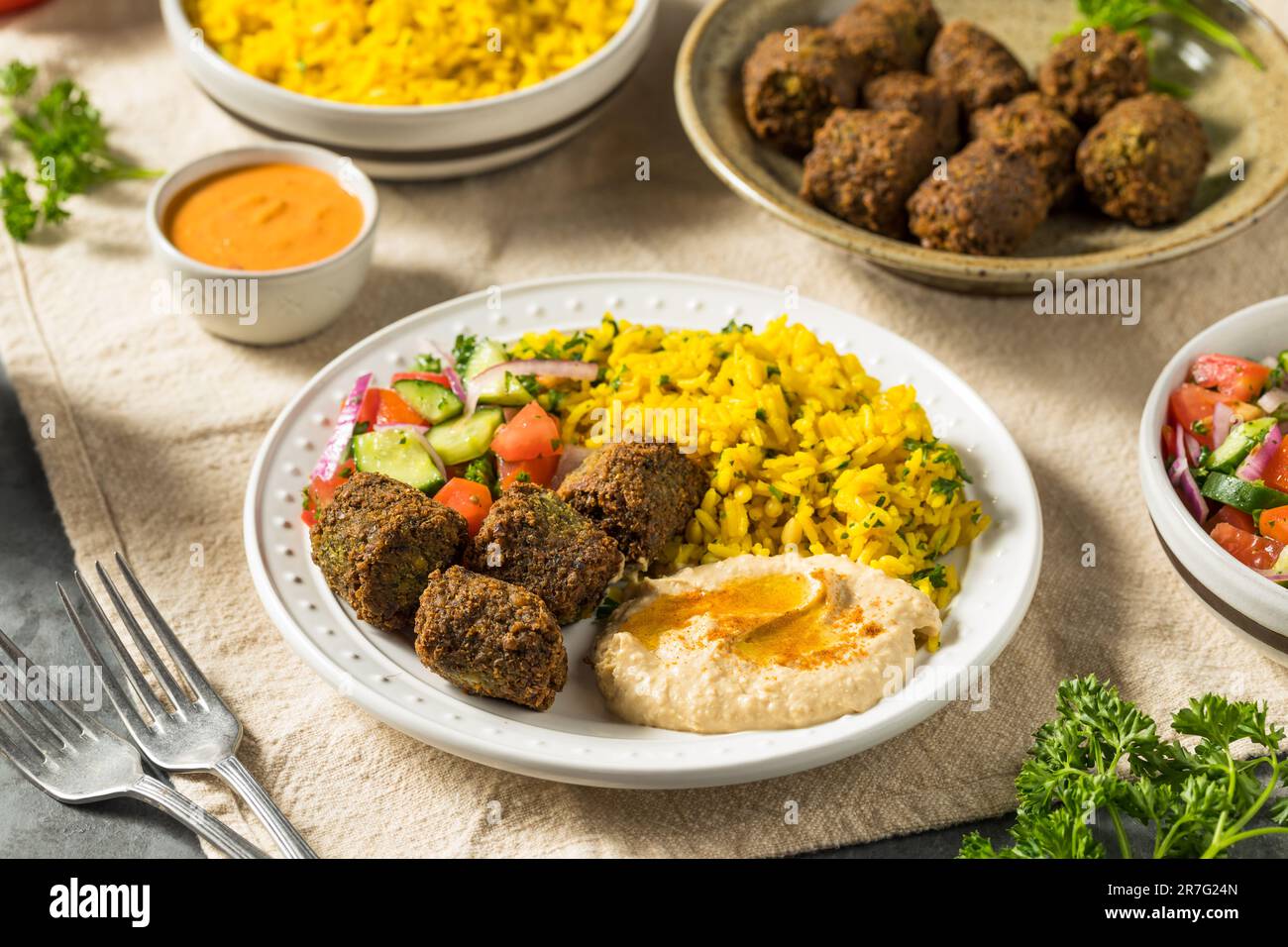 Hausgemachter mediterraner Falafel-Teller mit Reis und Hummus Stockfoto