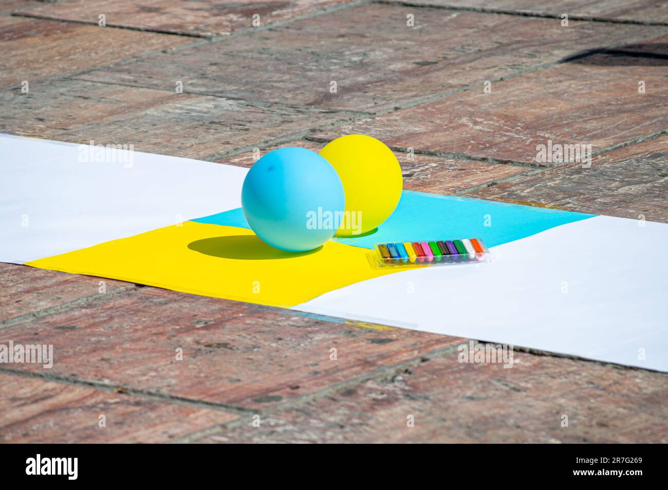 Unterstützt ukrainische Kinderballons. Rette die ukraine vor der russischen Argession. Ukrainische Flagge. Blau und Gelb. Stockfoto