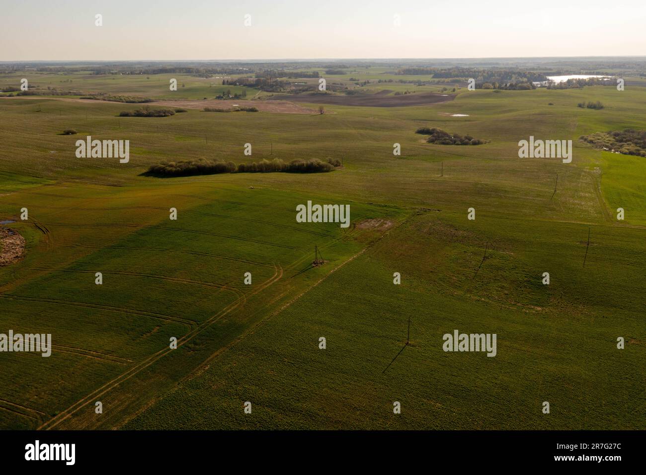 Drohnenfotografie von Ackerland- und Traktorreifenspuren am Frühlingssonntag. Stockfoto