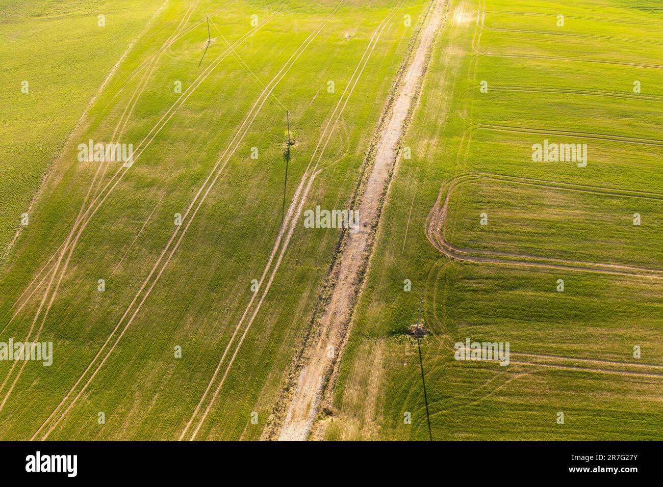 Drohnenfotografie von Ackerland- und Traktorreifenspuren am Frühlingssonntag. Stockfoto