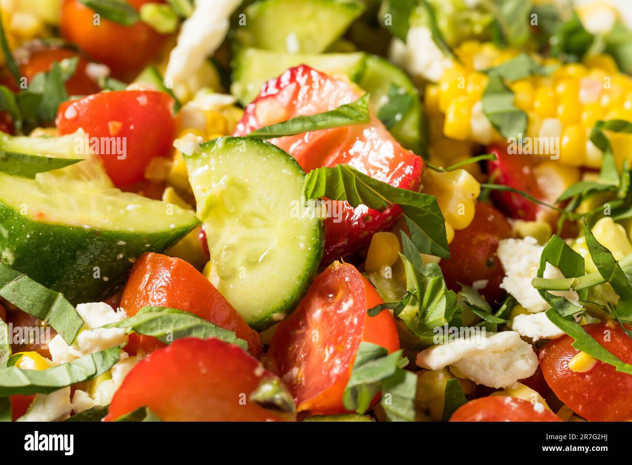 Sommerlicher gesunder hausgemachter Mais- und Gurkensalat mit Feta Stockfoto