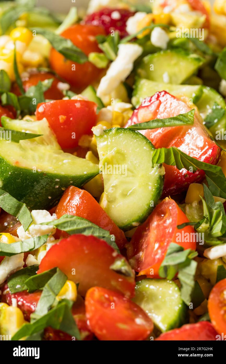 Sommerlicher gesunder hausgemachter Mais- und Gurkensalat mit Feta Stockfoto