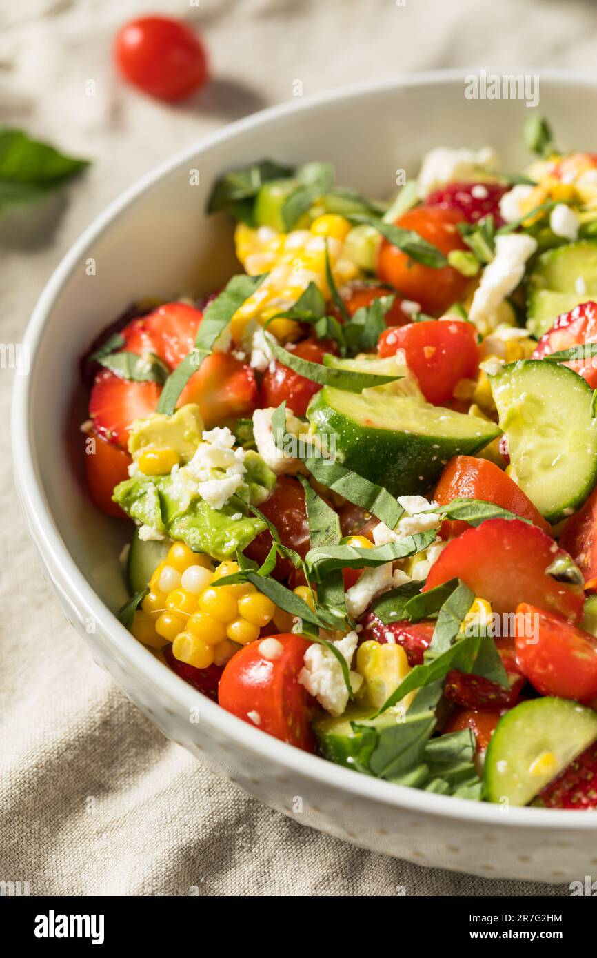 Sommerlicher gesunder hausgemachter Mais- und Gurkensalat mit Feta Stockfoto