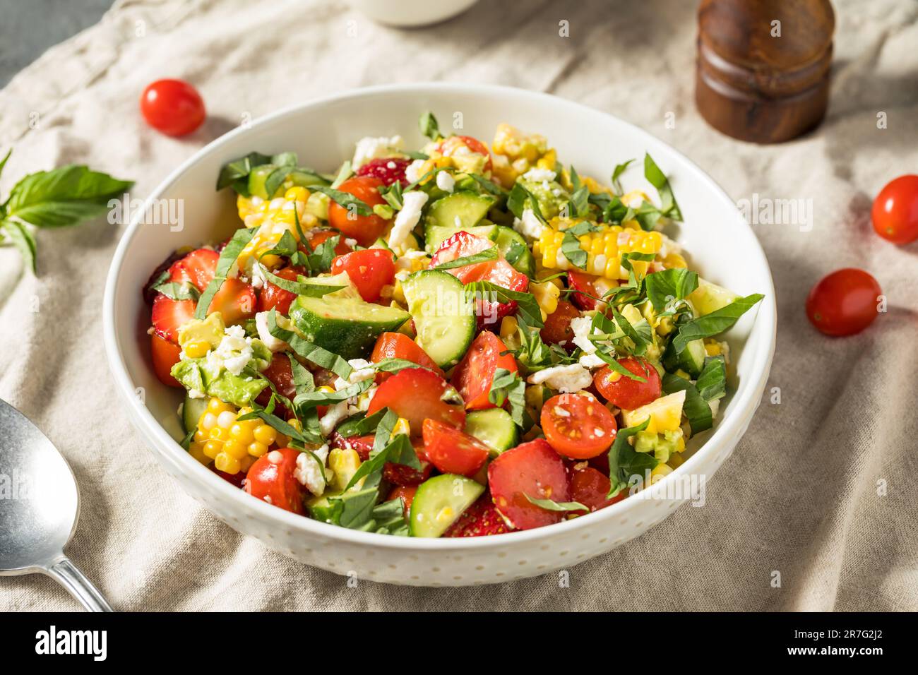 Sommerlicher gesunder hausgemachter Mais- und Gurkensalat mit Feta Stockfoto
