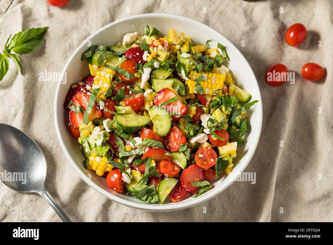 Sommerlicher gesunder hausgemachter Mais- und Gurkensalat mit Feta Stockfoto