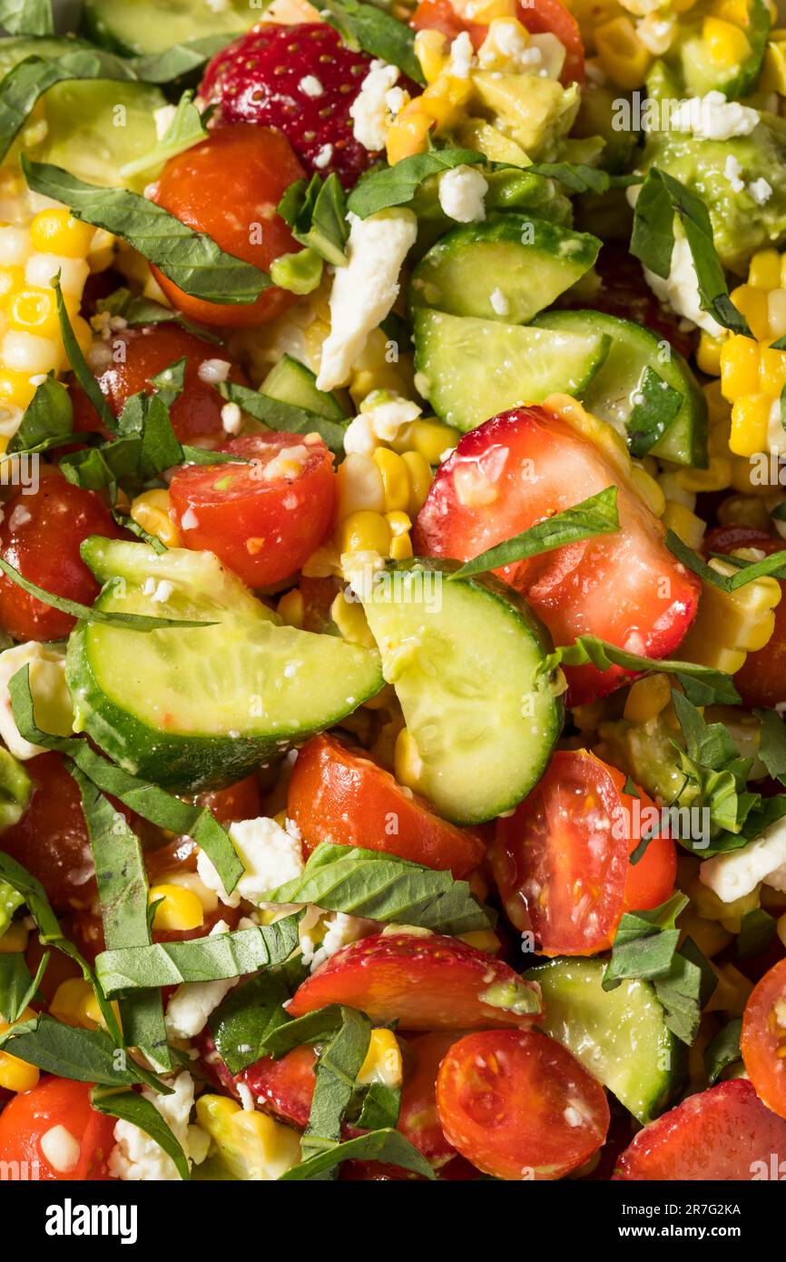 Sommerlicher gesunder hausgemachter Mais- und Gurkensalat mit Feta Stockfoto