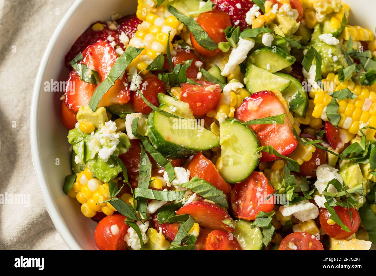 Sommerlicher gesunder hausgemachter Mais- und Gurkensalat mit Feta Stockfoto