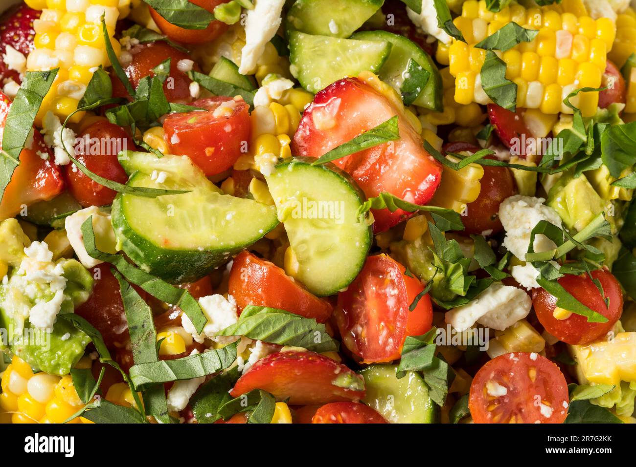 Sommerlicher gesunder hausgemachter Mais- und Gurkensalat mit Feta Stockfoto
