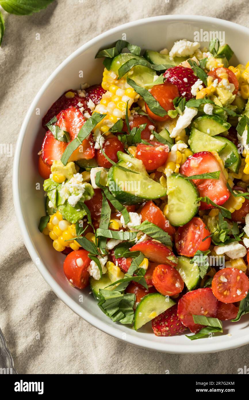 Sommerlicher gesunder hausgemachter Mais- und Gurkensalat mit Feta Stockfoto