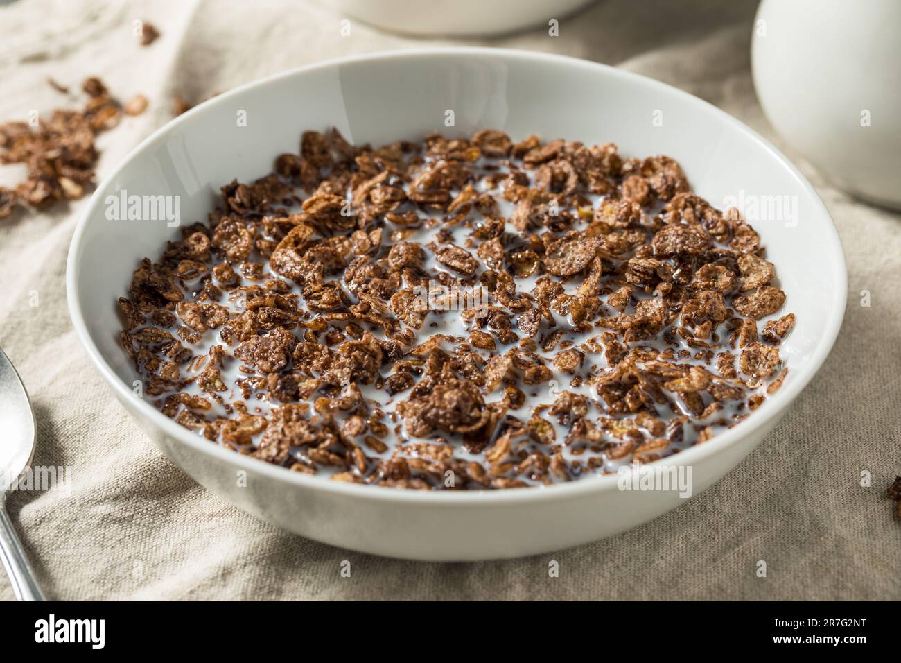Gesundes Süßschokolade Kakao Frühstückscerealien mit Vollmilch Stockfoto