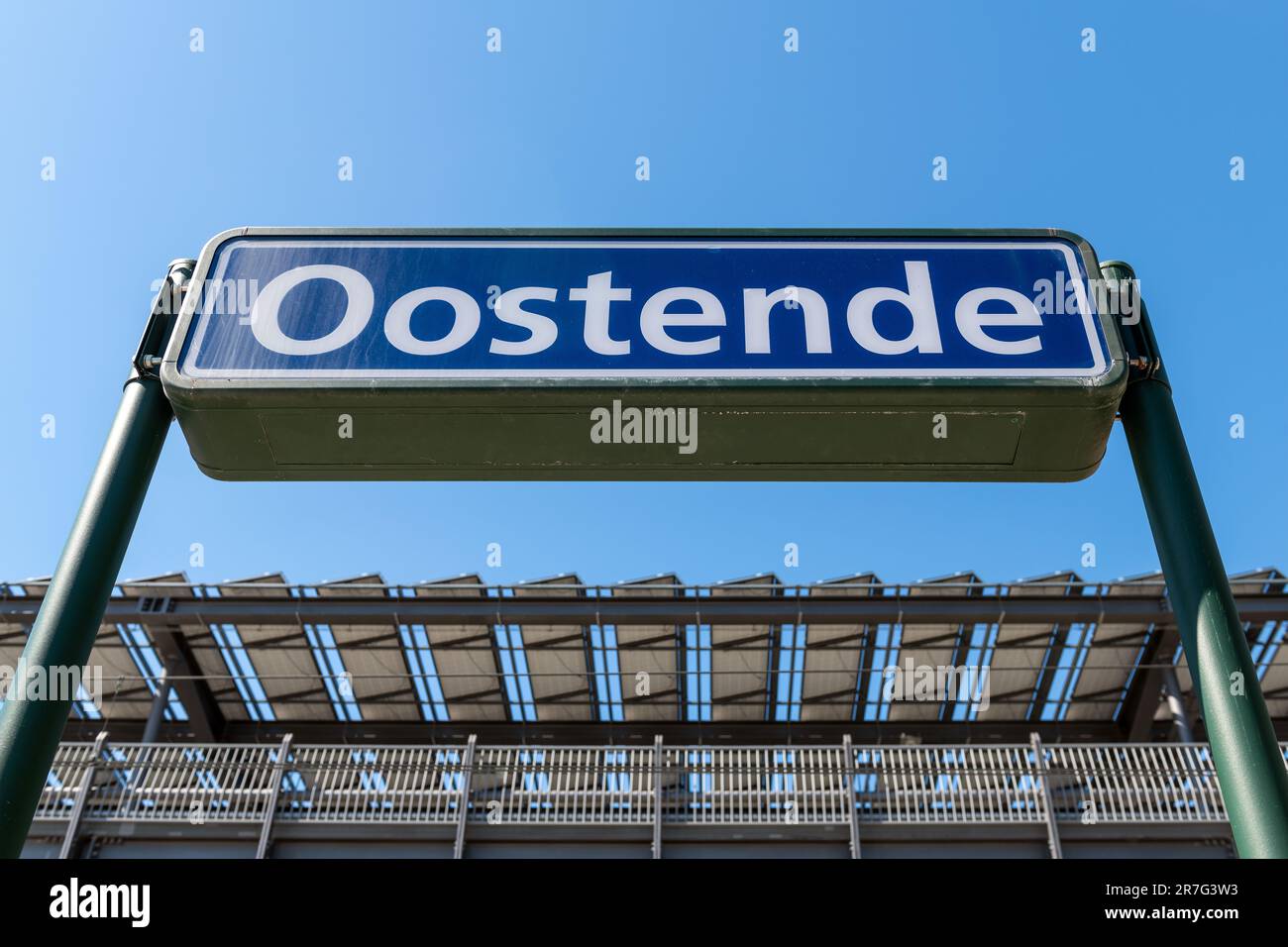 Namensschild der Stadt Oostende am Bahnsteig im Bahnhof Ostend, Belgien. Stockfoto