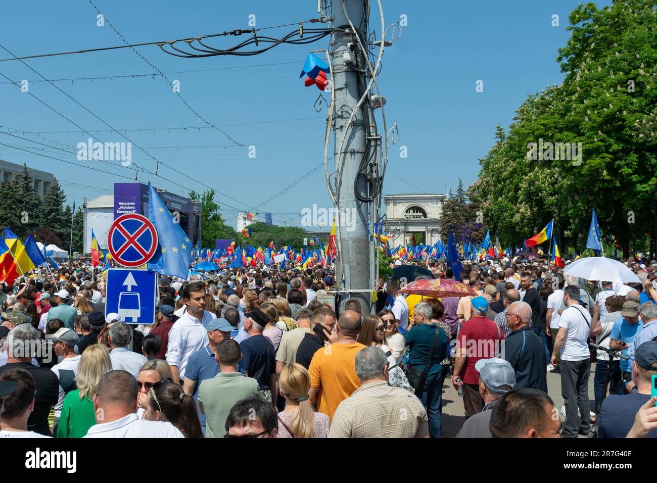 Die moldauischen Bürgerinnen und Bürger stehen im Zentrum von Chisinau, Moldawien, um den Europatag zu feiern und ihre Solidarität mit Europa und ihre Unterstützung für den EU-Beitritt zu bekunden Stockfoto