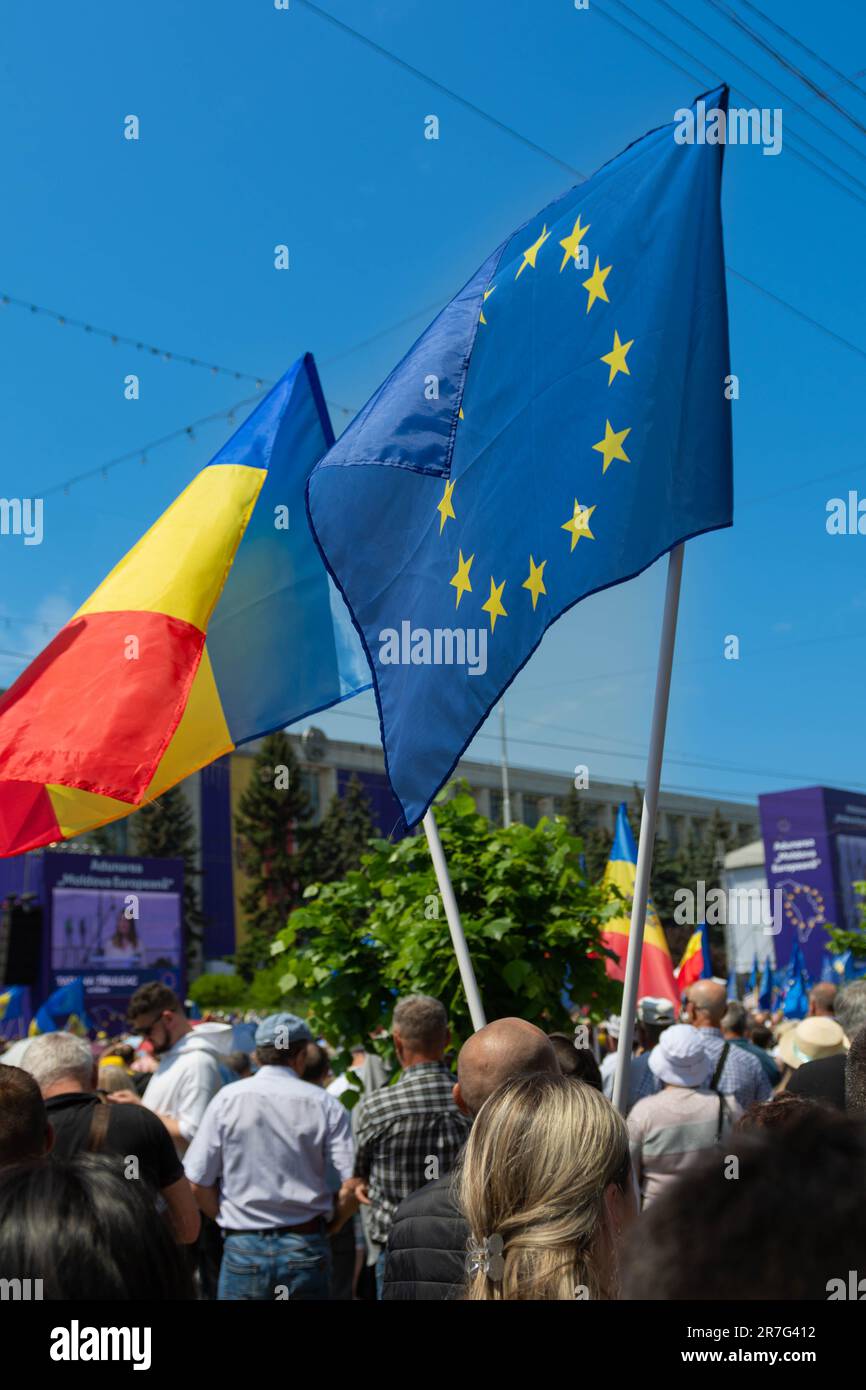 Die moldauischen Bürgerinnen und Bürger stehen im Zentrum von Chisinau, Moldawien, um den Europatag zu feiern und ihre Solidarität mit Europa und ihre Unterstützung für den EU-Beitritt zu bekunden Stockfoto