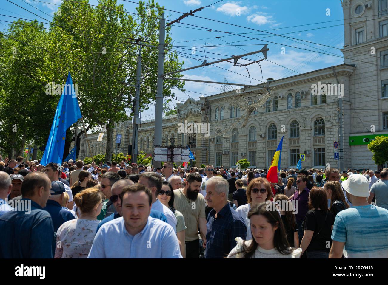 Die moldauischen Bürgerinnen und Bürger stehen im Zentrum von Chisinau, Moldawien, um den Europatag zu feiern und ihre Solidarität mit Europa und ihre Unterstützung für den EU-Beitritt zu bekunden Stockfoto