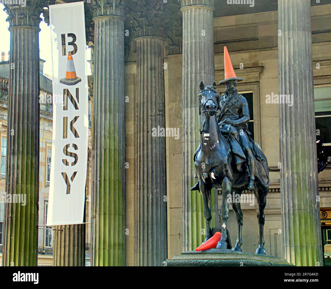 Glasgow, Schottland, Vereinigtes Königreich, 15. Juni 2023. CUT & RUN Cone Credo hat einen QR-Code auf der Struktur, der zu einem Amazon-Buch mit dem Titel Cone Credo führt. Banksy-Ausstellung im Cone Head goma das Museum für moderne Kunst erlebte den Beginn der Medienaufführung, als der Sicherheitsakt die Stadt auf den weltweiten Medienzirkus vorbereitete. Credit Gerard Ferry/Alamy Live News Stockfoto