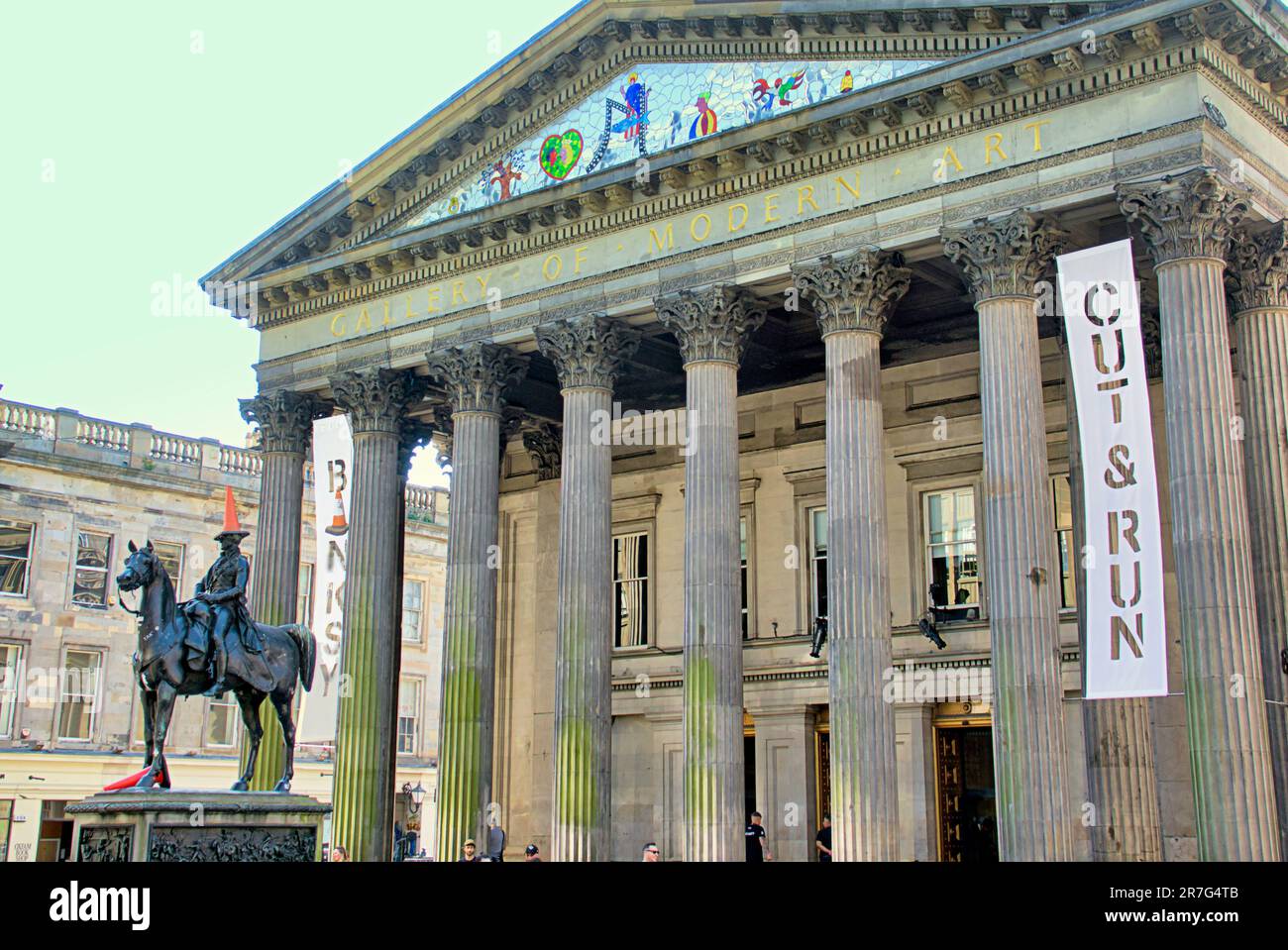 Glasgow, Schottland, Vereinigtes Königreich, 15. Juni 2023. CUT & RUN Cone Credo hat einen QR-Code auf der Struktur, der zu einem Amazon-Buch mit dem Titel Cone Credo führt. Banksy-Ausstellung im Cone Head goma das Museum für moderne Kunst erlebte den Beginn der Medienaufführung, als der Sicherheitsakt die Stadt auf den weltweiten Medienzirkus vorbereitete. Credit Gerard Ferry/Alamy Live News Stockfoto