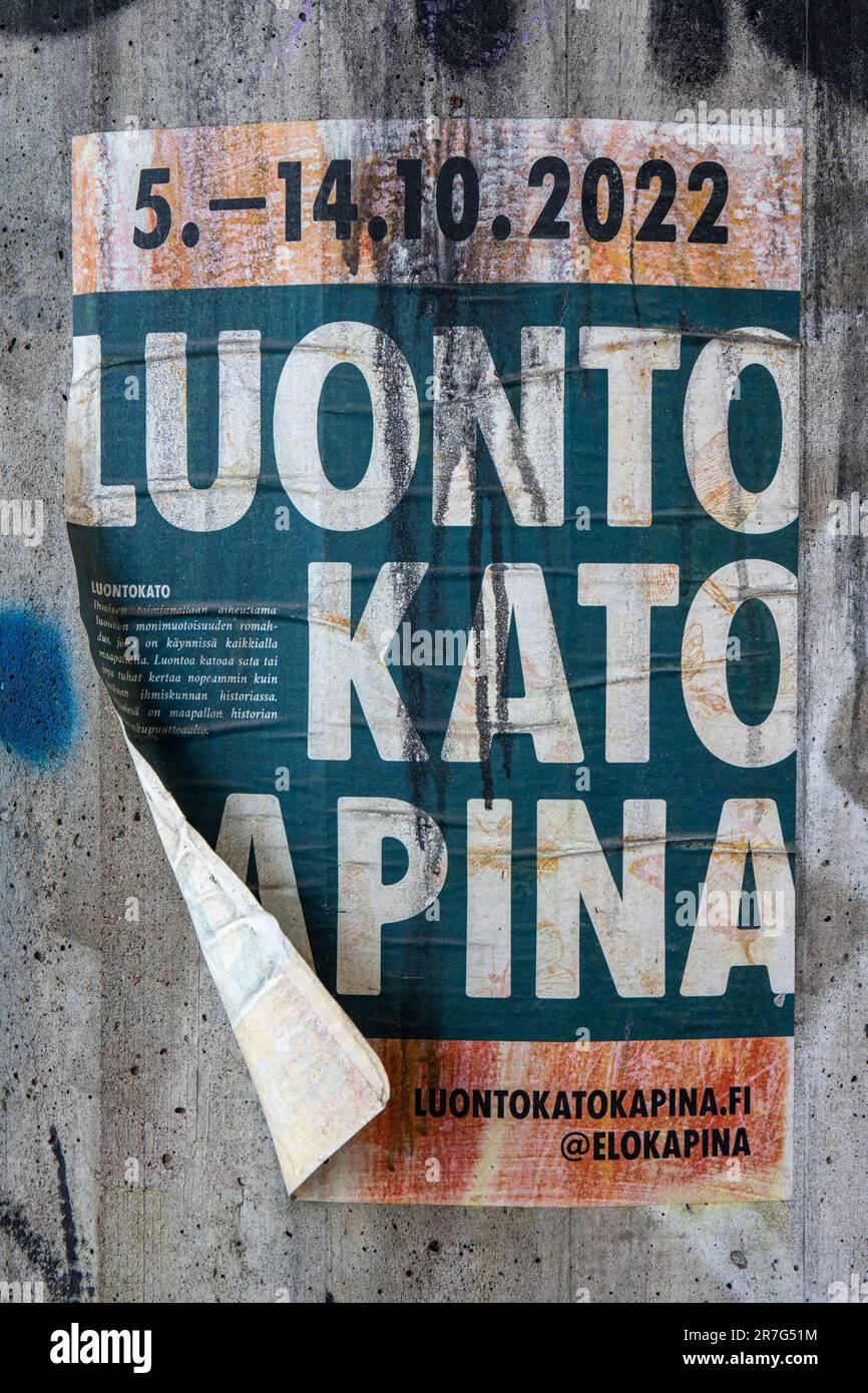 Luontokatokapina. Verwittertes und verblichenes Elokapina oder Extinction Rebellion Finland Poster in Helsinki, Finnland. Stockfoto