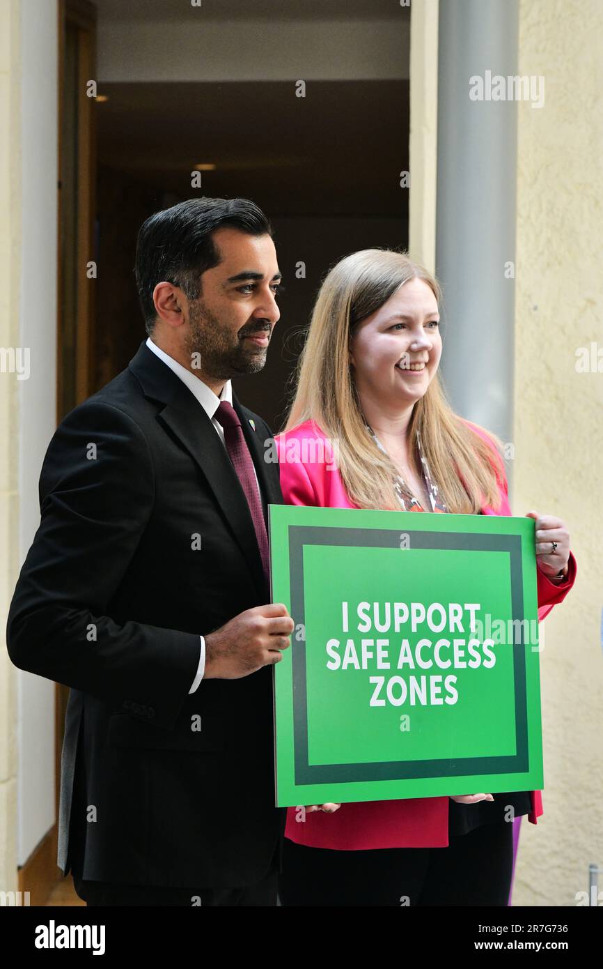 Edinburgh Scotland, Vereinigtes Königreich, 15. Juni 2023. Humza Yousaf und Gillian Mackay vom schottischen Parlament mit einer I Support Safe Access Zone unterzeichnen sst/alamy Live News Stockfoto