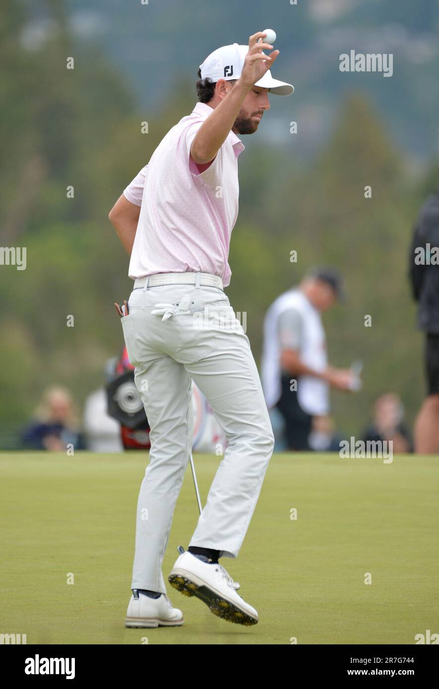 Los Angeles, Usa. 15. Juni 2023. Jacob Solomon reagiert, nachdem er in der ersten Runde der 2023 USA einen Vogelkitt auf das 15.-Loch versenkt hat Eröffnung der Golfmeisterschaft im Los Angeles Country Club in Los Angeles, Kalifornien, am Donnerstag, den 15. Juni 2023. Foto: Mike Goulding/UPI Credit: UPI/Alamy Live News Stockfoto