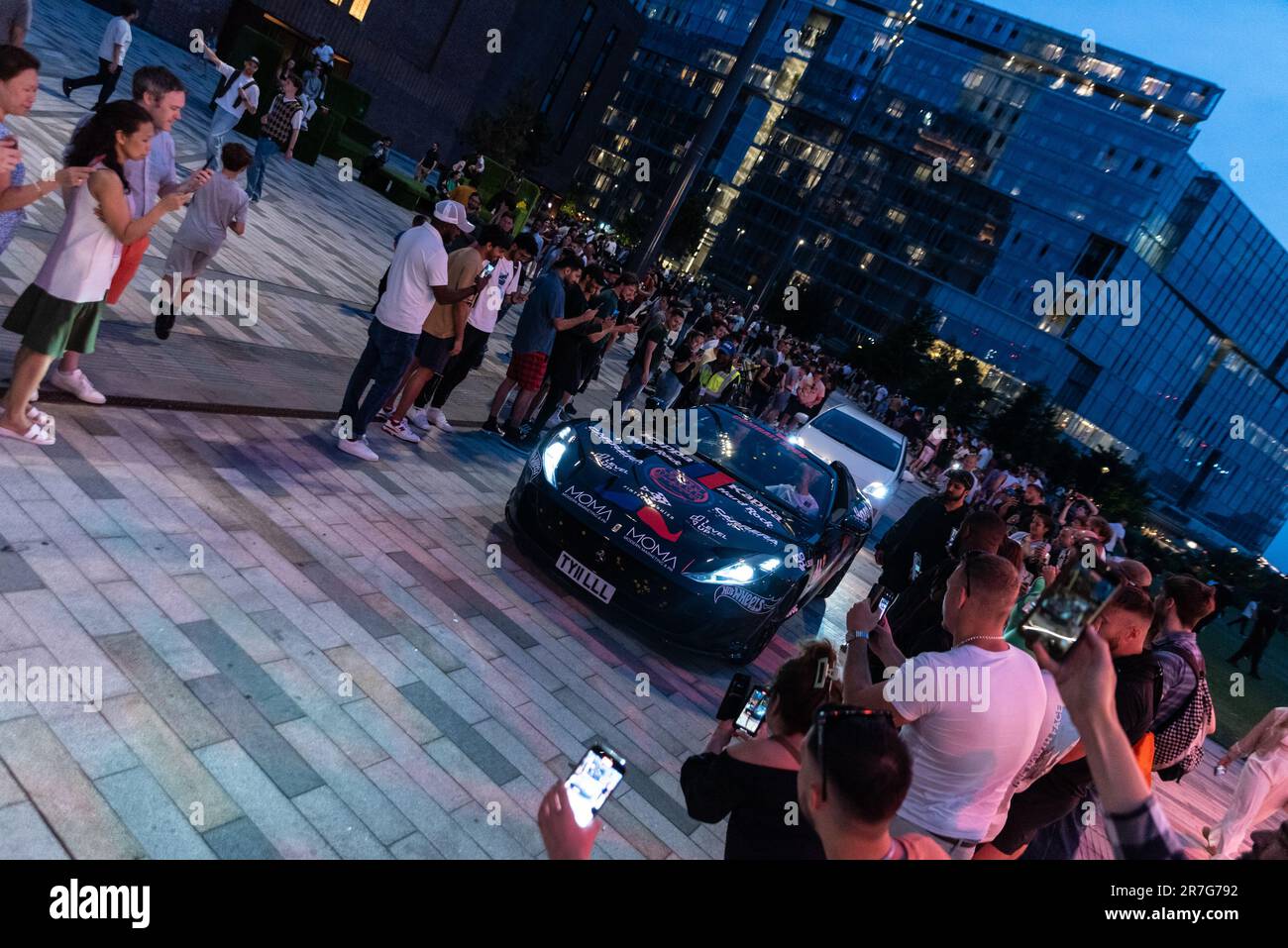 Gumball 3000 Supercar-Rallye mit Besuch des wiederentwickelten Battersea Power Station, London. Ein teures Auto ist für Autofans ausgestellt. Ferrari 812 Superschnell Stockfoto