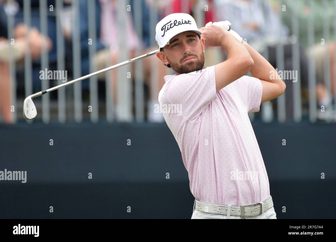 Los Angeles, Usa. 15. Juni 2023. Jacob Solomon schlägt in der ersten Runde der 2023 USA auf dem 15.-Loch ab Eröffnung der Golfmeisterschaft im Los Angeles Country Club in Los Angeles, Kalifornien, am Donnerstag, den 15. Juni 2023. Foto: Mike Goulding/UPI Credit: UPI/Alamy Live News Stockfoto