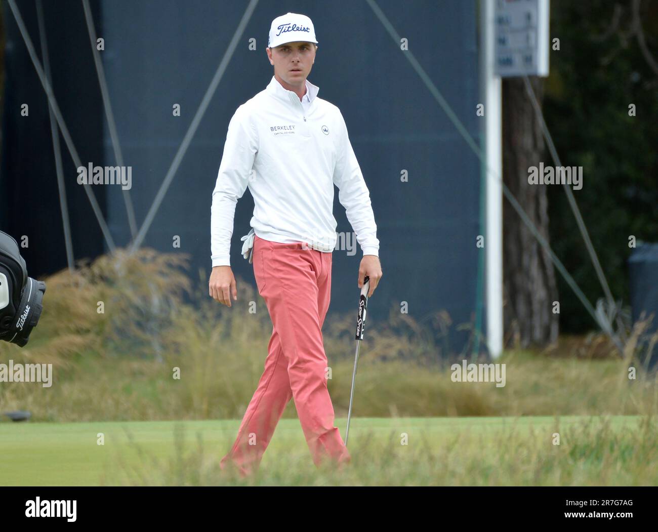 Los Angeles, Usa. 15. Juni 2023. Ryan Gerard sieht sich seinen Ball auf dem 15. Green während der ersten Runde der 2023 USA an Eröffnung der Golfmeisterschaft im Los Angeles Country Club in Los Angeles, Kalifornien, am Donnerstag, den 15. Juni 2023. Foto: Mike Goulding/UPI Credit: UPI/Alamy Live News Stockfoto