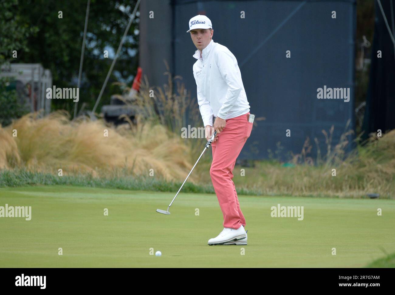 Los Angeles, Usa. 15. Juni 2023. Ryan Gerard legt in der ersten Runde der 2023 USA auf den 15. Green Eröffnung der Golfmeisterschaft im Los Angeles Country Club in Los Angeles, Kalifornien, am Donnerstag, den 15. Juni 2023. Foto: Mike Goulding/UPI Credit: UPI/Alamy Live News Stockfoto