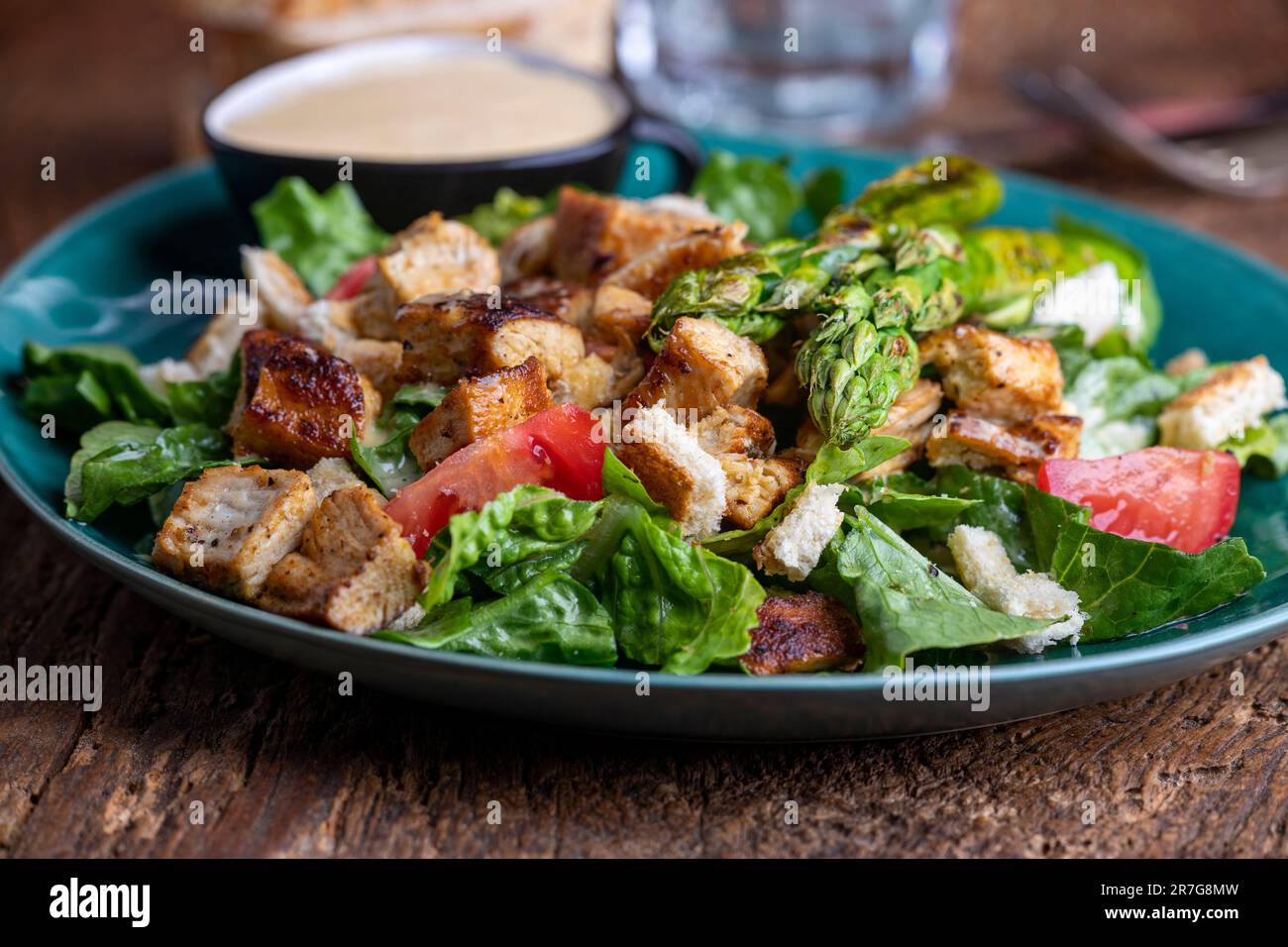 caesar Salat auf einem grünen Teller Stockfoto