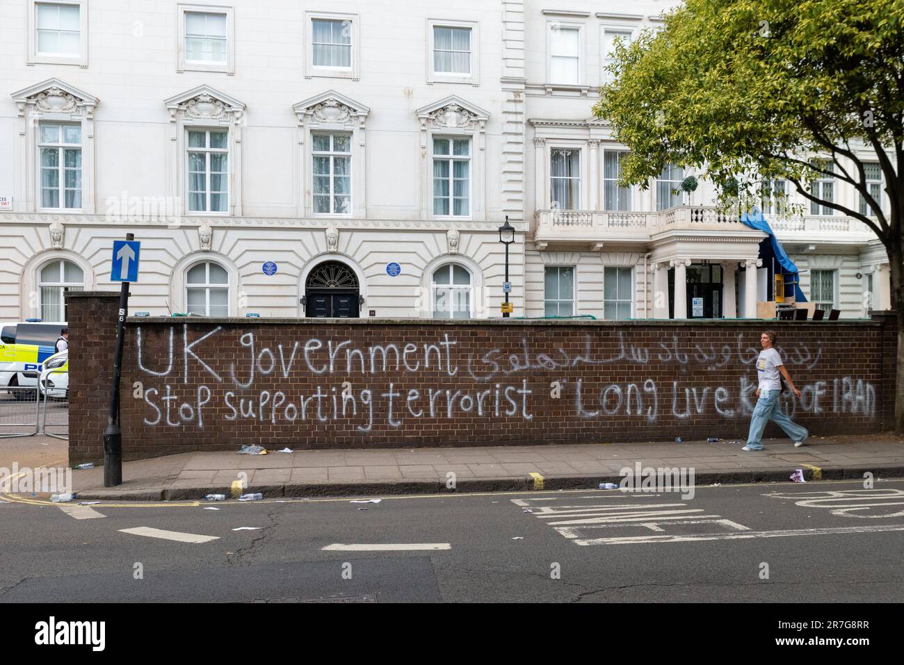 Graffiti vor der Botschaft der Islamischen Republik Iran, London, protestiert für die Unterstützung des kurdischen Volkes. Die britische Regierung unterstützt keine Terroristen mehr Stockfoto