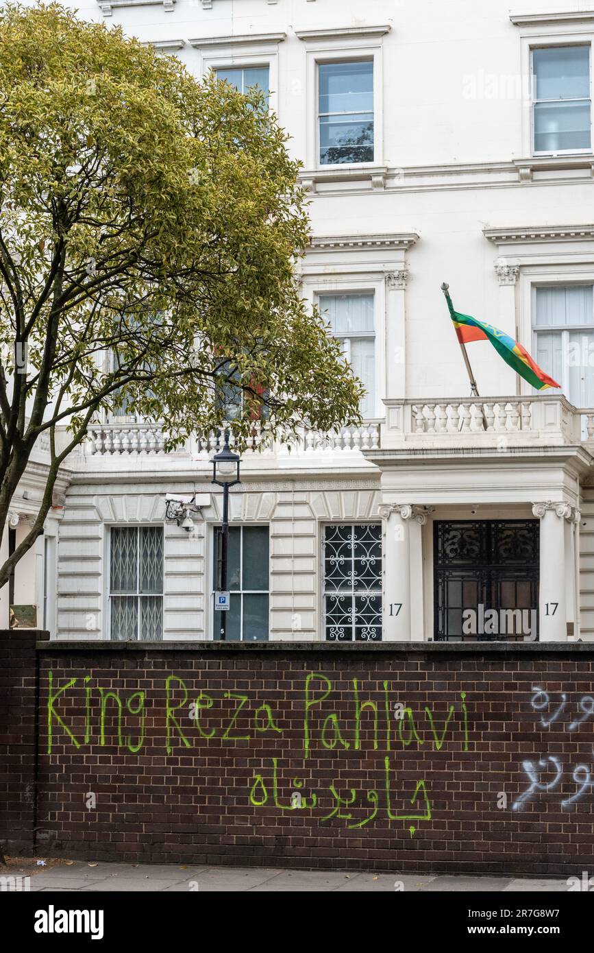 Graffiti vor der Botschaft der Islamischen Republik Iran, London, protestiert für die Unterstützung des kurdischen Volkes. König Mohammad Reza Pahlavi Referenz Stockfoto