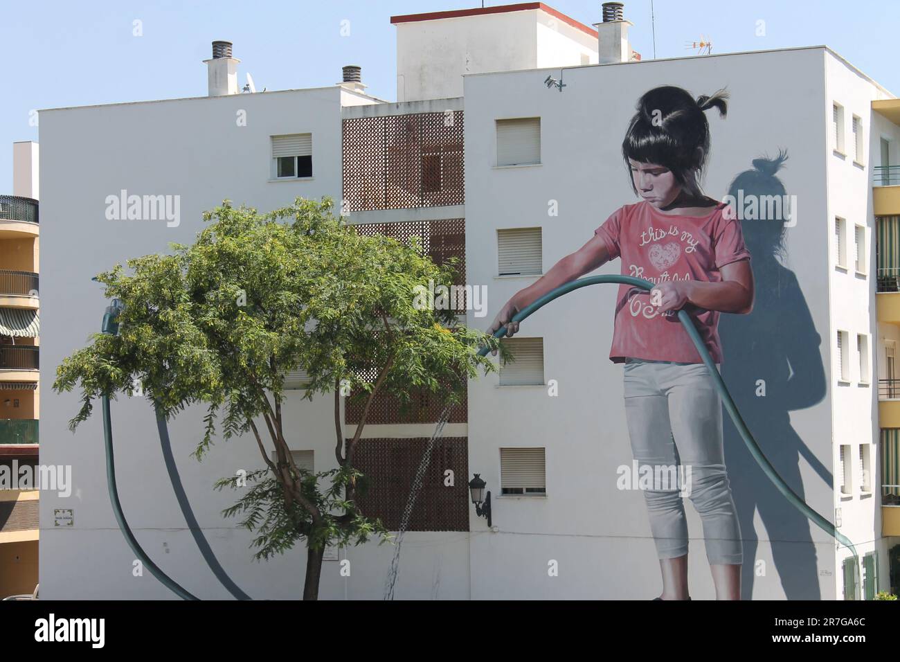 Estepona, Spanien - 27. August 2015: „Regando el Jardin“ (Bewässerung des Gartens) Wandbild von Jose Fernandez Rios im November 2014. Stockfoto