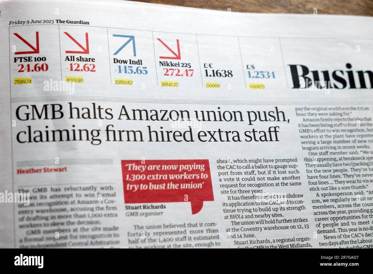 „GMB stoppt Amazon Union Push Claims, dass das Unternehmen zusätzliche Mitarbeiter eingestellt hat“ Guardian Zeitung Headline Business Artikel 9 Juni 2023 London England UK Stockfoto