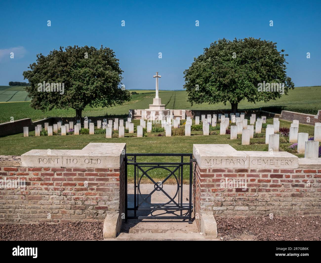 Das Bild zeigt den alten britischen Militärfriedhof Point 110, der sich in einem so genannten sicheren Bereich außerhalb des Sichtfelds des Feindes befand Stockfoto