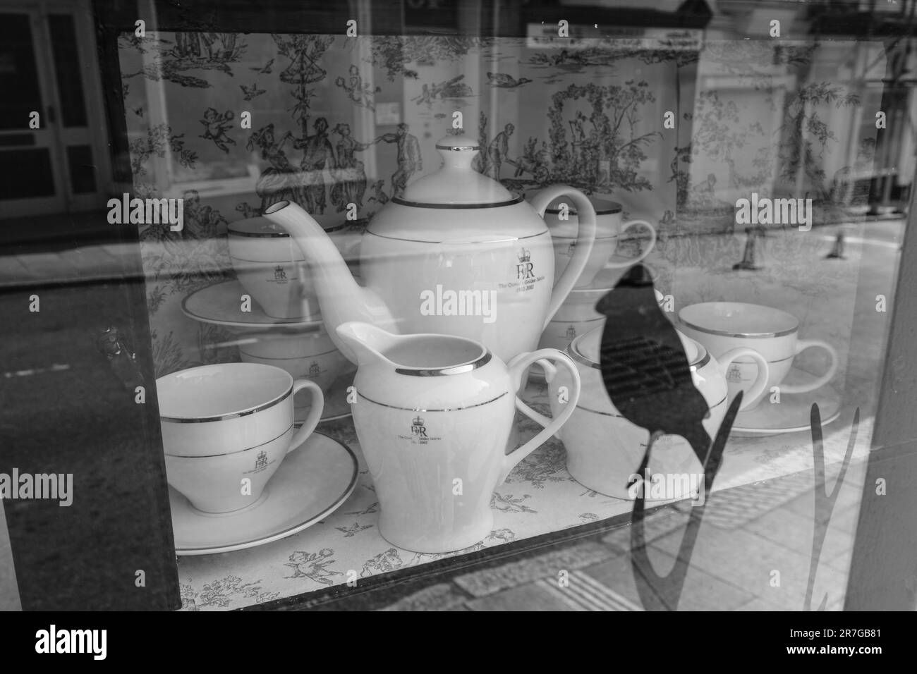 Königliches Geschirrtee-Set im Fenster des Antiquitätengeschäfts Teekanne Tassen Untertassen Milchkännchen Stockfoto