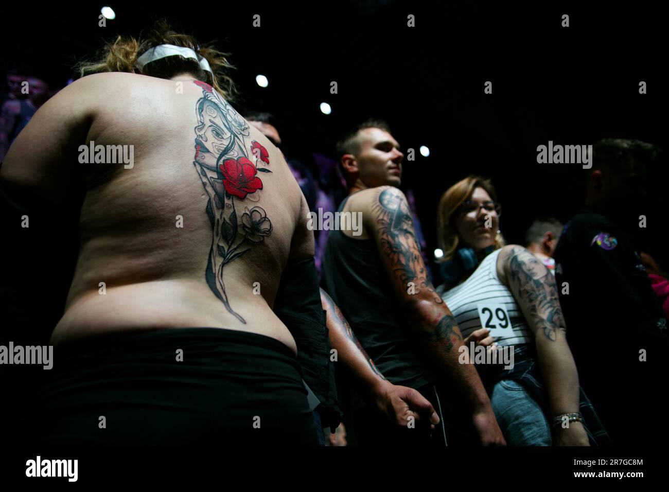 KRAKAU, POLEN - JUNI 11: Tattoo-Wettbewerb auf der 16. Tattoofest-Tagung auf der EXPO Krakau am 11. Juni 2023 in Krakau, Polen. Zwei Tage lang (10.-11. Juni) fand auf der EXPO Krakau die Tattoofest-Konvention von 16. statt. Auf der Veranstaltung wurden zusätzlich zur Möglichkeit von Tätowierungs- und Tattoo-Wettbewerben weitere Zonen geschaffen, darunter eine Piercing Zone, eine Zone für Kinder, eine Game Zone oder eine Zone speziell für die 90s. (Foto: Klaudia Radecka/NurPhoto) Stockfoto