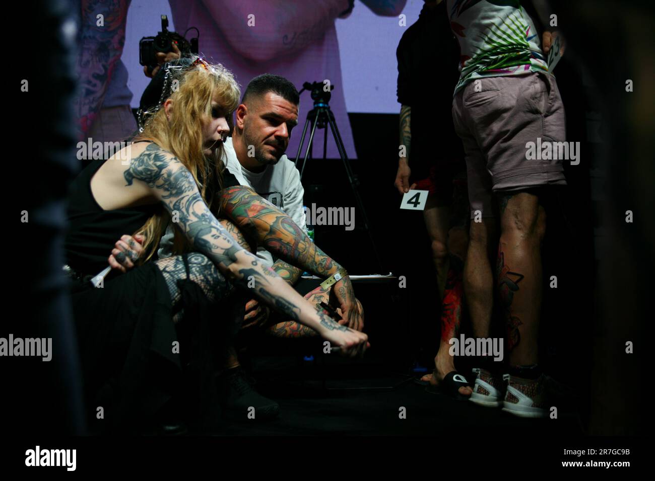 KRAKAU, POLEN - JUNI 11: Tattoo-Wettbewerb auf der 16. Tattoofest-Tagung auf der EXPO Krakau am 11. Juni 2023 in Krakau, Polen. Zwei Tage lang (10.-11. Juni) fand auf der EXPO Krakau die Tattoofest-Konvention von 16. statt. Auf der Veranstaltung wurden zusätzlich zur Möglichkeit von Tätowierungs- und Tattoo-Wettbewerben weitere Zonen geschaffen, darunter eine Piercing Zone, eine Zone für Kinder, eine Game Zone oder eine Zone speziell für die 90s. (Foto: Klaudia Radecka/NurPhoto) Stockfoto