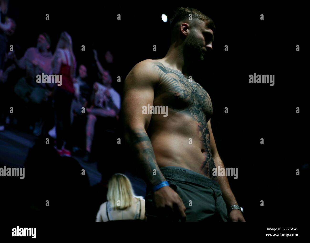 KRAKAU, POLEN - JUNI 11: Tattoo-Wettbewerb auf der 16. Tattoofest-Tagung auf der EXPO Krakau am 11. Juni 2023 in Krakau, Polen. Zwei Tage lang (10.-11. Juni) fand auf der EXPO Krakau die Tattoofest-Konvention von 16. statt. Auf der Veranstaltung wurden zusätzlich zur Möglichkeit von Tätowierungs- und Tattoo-Wettbewerben weitere Zonen geschaffen, darunter eine Piercing Zone, eine Zone für Kinder, eine Game Zone oder eine Zone speziell für die 90s. (Foto: Klaudia Radecka/NurPhoto) Stockfoto