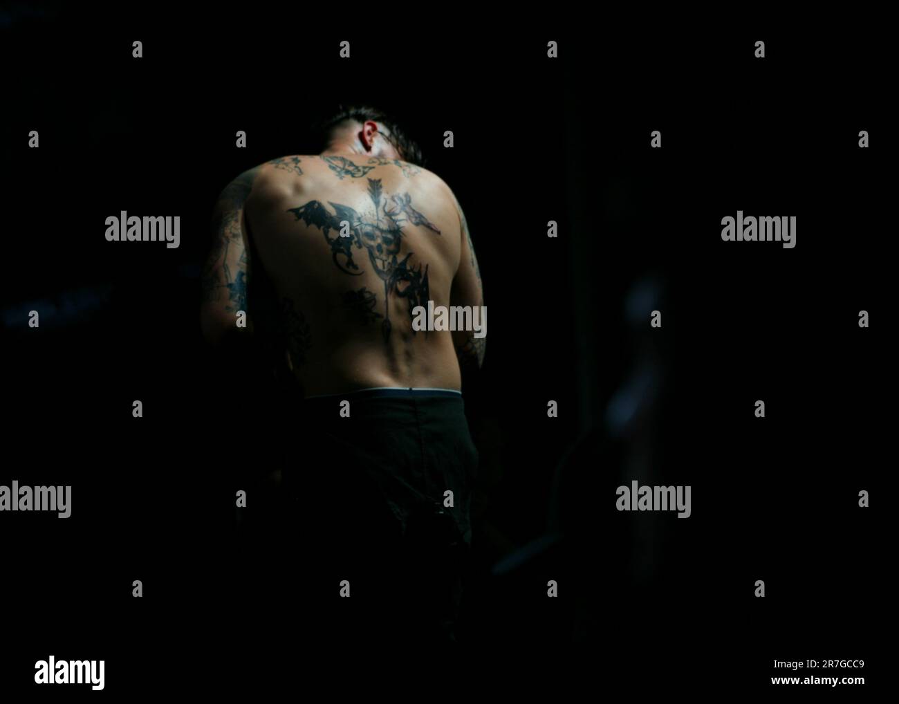 KRAKAU, POLEN - JUNI 11: Tattoo-Wettbewerb auf der 16. Tattoofest-Tagung auf der EXPO Krakau am 11. Juni 2023 in Krakau, Polen. Zwei Tage lang (10.-11. Juni) fand auf der EXPO Krakau die Tattoofest-Konvention von 16. statt. Auf der Veranstaltung wurden zusätzlich zur Möglichkeit von Tätowierungs- und Tattoo-Wettbewerben weitere Zonen geschaffen, darunter eine Piercing Zone, eine Zone für Kinder, eine Game Zone oder eine Zone speziell für die 90s. (Foto: Klaudia Radecka/NurPhoto) Stockfoto