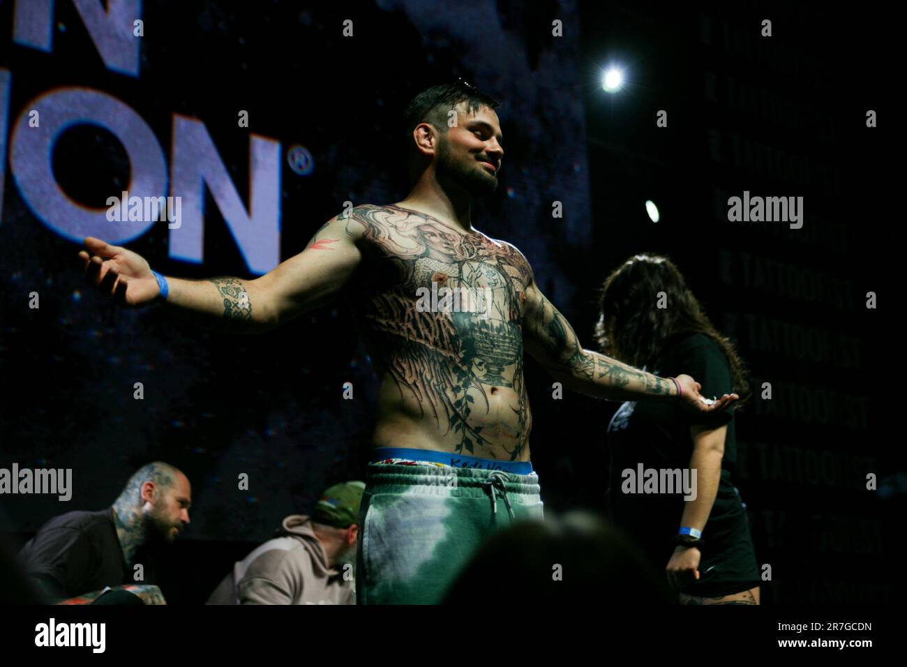 KRAKAU, POLEN - JUNI 11: Tattoo-Wettbewerb auf der 16. Tattoofest-Tagung auf der EXPO Krakau am 11. Juni 2023 in Krakau, Polen. Zwei Tage lang (10.-11. Juni) fand auf der EXPO Krakau die Tattoofest-Konvention von 16. statt. Auf der Veranstaltung wurden zusätzlich zur Möglichkeit von Tätowierungs- und Tattoo-Wettbewerben weitere Zonen geschaffen, darunter eine Piercing Zone, eine Zone für Kinder, eine Game Zone oder eine Zone speziell für die 90s. (Foto: Klaudia Radecka/NurPhoto) Stockfoto
