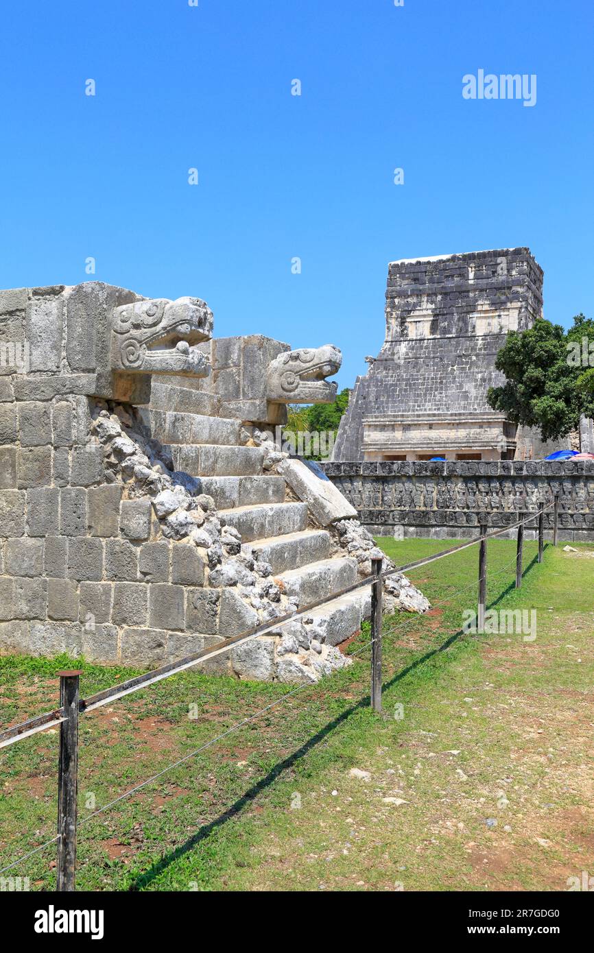 Die Plattform der Adler und Jaguare und der Tempel des Jaguar in Chichen Itza, Yucatan, Yucatan Halbinsel, Mexiko. Stockfoto