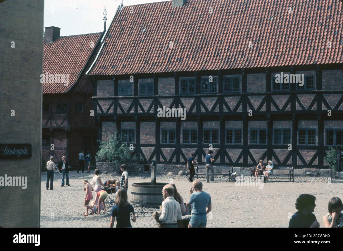 Aarhus, Dänemark - September 1973: Blick auf die Hauptstraße durch Den Gamle by, einen historischen Park im Freien Stockfoto
