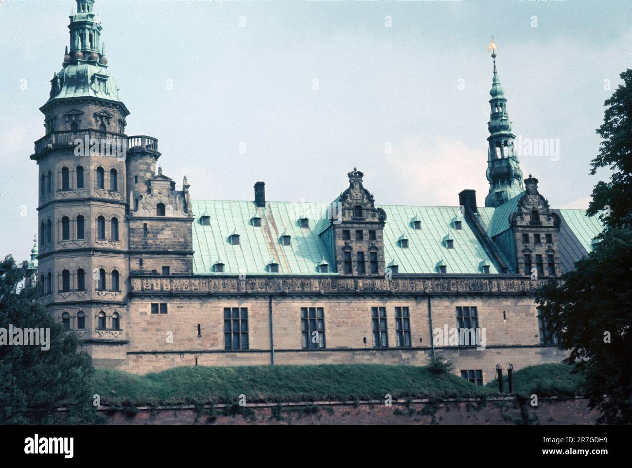 Helsingør, Dänemark - September 1973: Blick auf das Schloss Kronborg von der Küste, das Schloss im Shakespeare-Spiel Hamlet Stockfoto Helsingør, Dänemark - September 1973: Blick auf das Schloss Kronborg von der Küste, das Schloss im Shakespeare-Spiel Hamlet Stockfoto