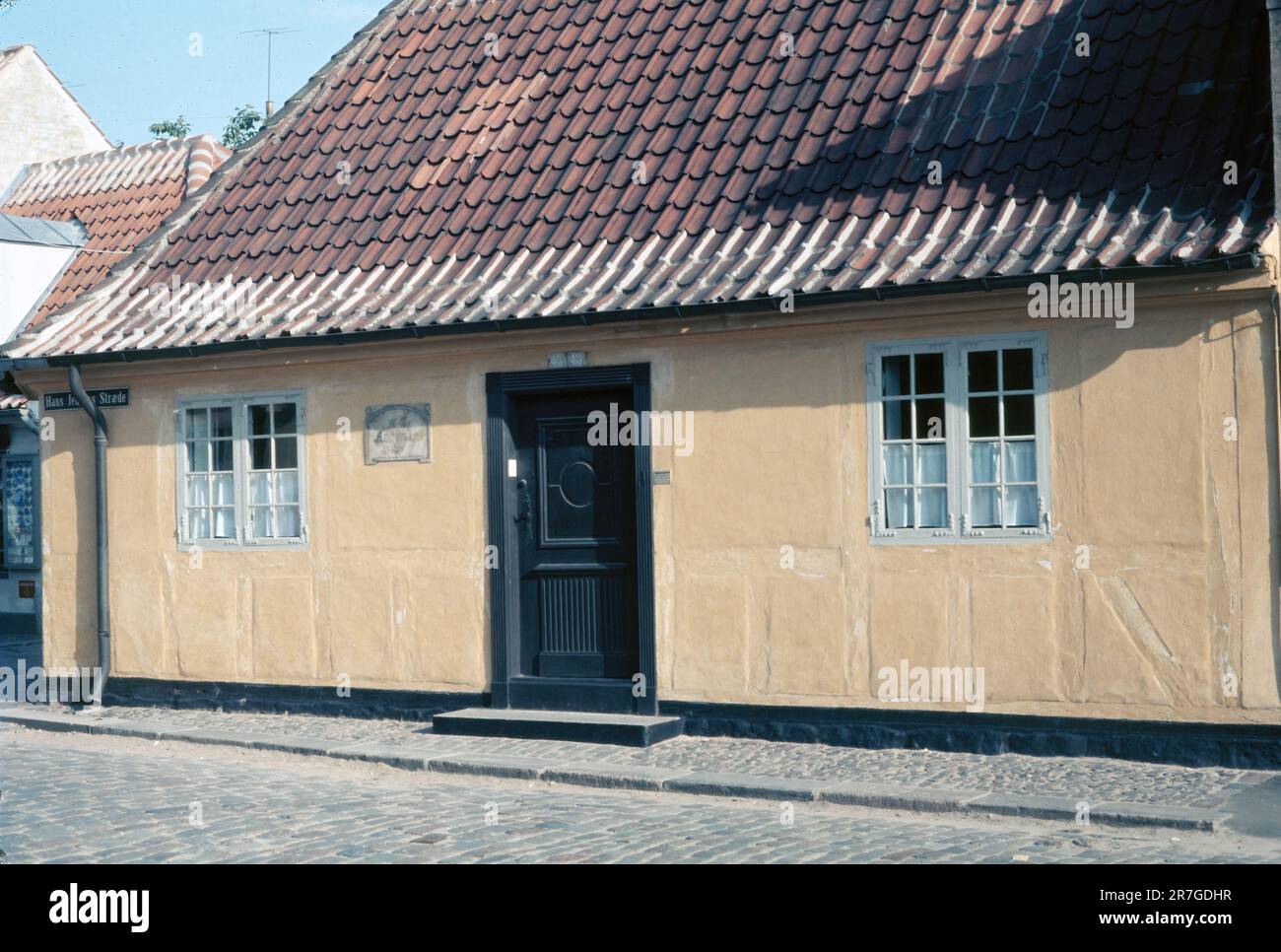 Odense, Dänemark - September 1973: Blick auf den Geburtsort von Hans Christian Andersen (1805-1875), gelbes Dorfhaus Stockfoto