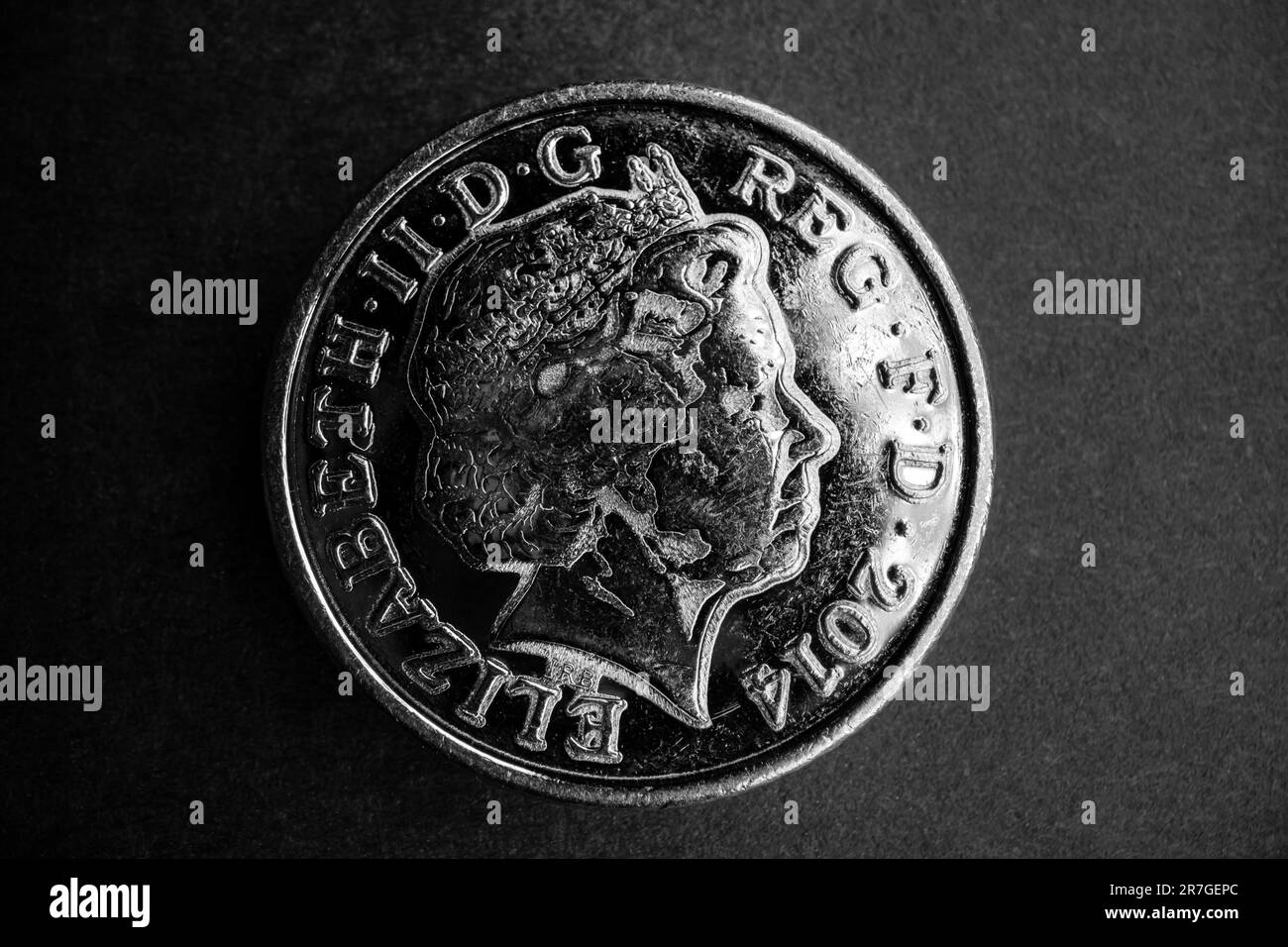 Britisches Silber-Penny-Münze mit Königin 1 Pence-Münze gegen Schwarz. Porträt von Königin Elizabeth II Stockfoto