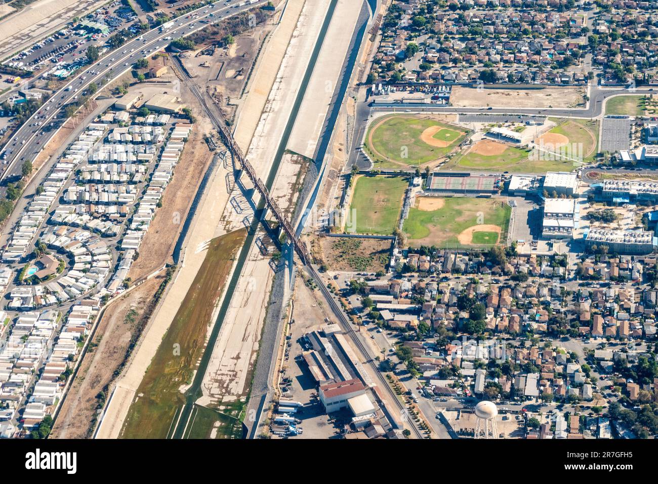 South Gate, Kalifornien, USA – Blick aus der Vogelperspektive auf die Old South Gate Train Bridge, den Los Angeles River, die Legacy High School und das vorstädtische South Gate in Calif Stockfoto