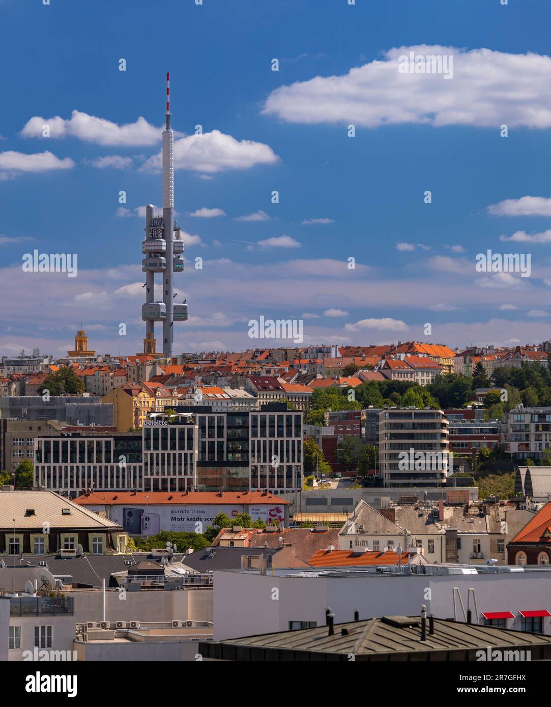 PRAG, TSCHECHISCHE REPUBLIK, EUROPA - Zizkov Fernsehturm, ein Senderturm aus dem Jahr 216m und Stadtbild. Stockfoto