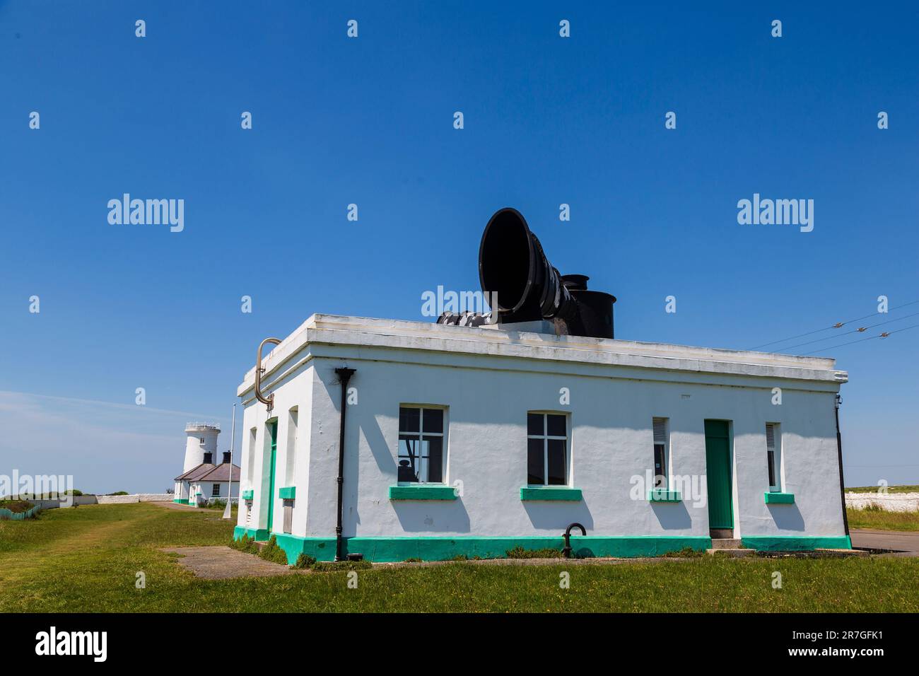 Nebelhorn und Gebäude mit dem Mechanismus, Nash Point Lighthouse, Glamorgan, Wales, Vereinigtes Königreich Stockfoto