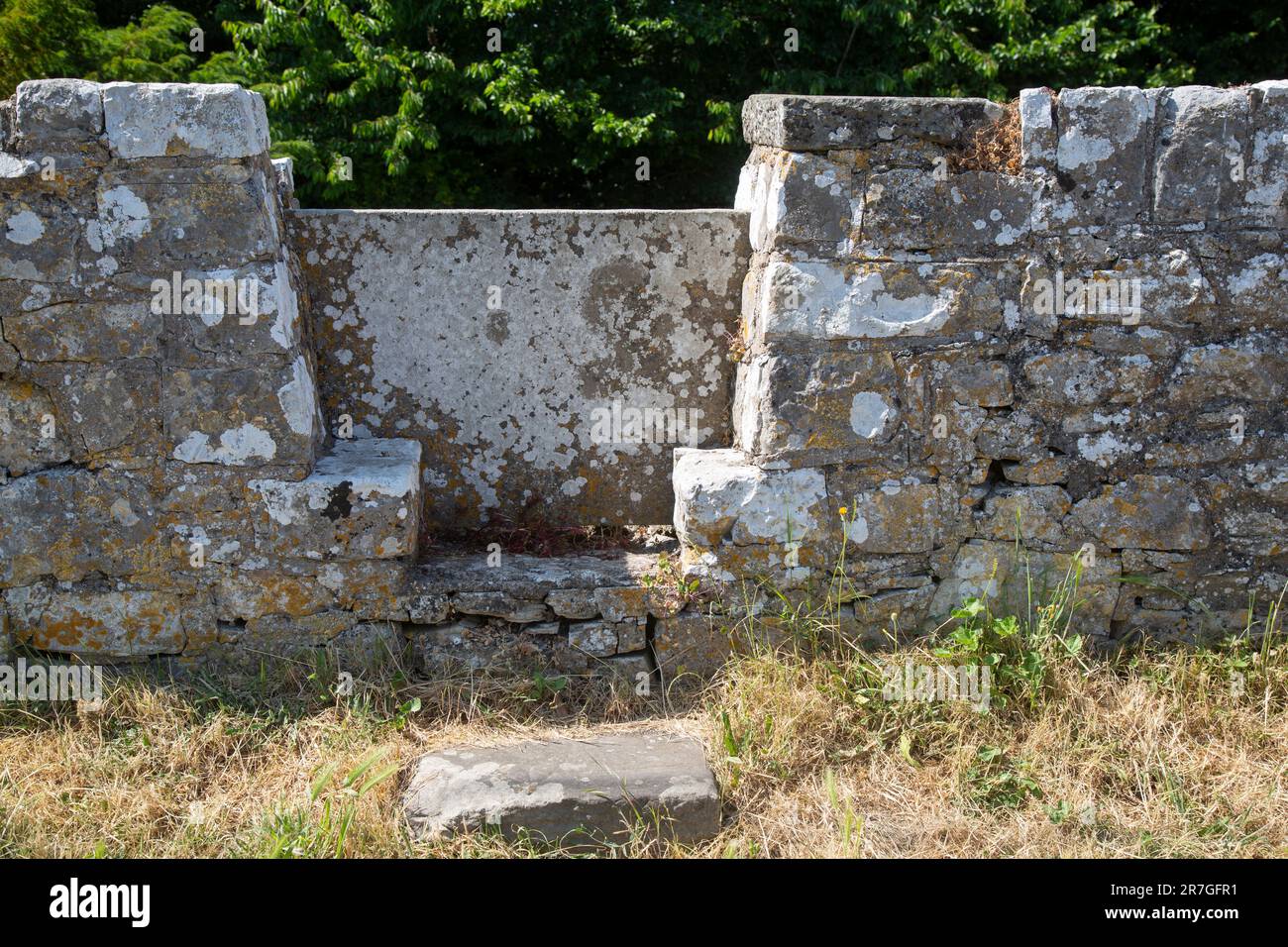 Einfacher Steinpfahl in einer Steinmauer, Glamorgan, Wales, Großbritannien Stockfoto