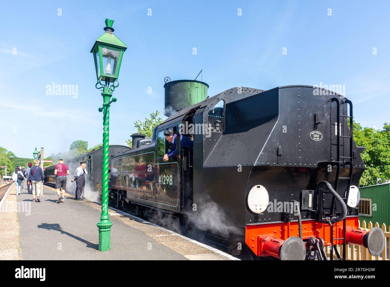 Dampfeisenbahn auf Bahnsteig, Isle of Wight Steam Railway (Havenstreet Station), Havenstreet, Isle of Wight, England, Großbritannien Stockfoto