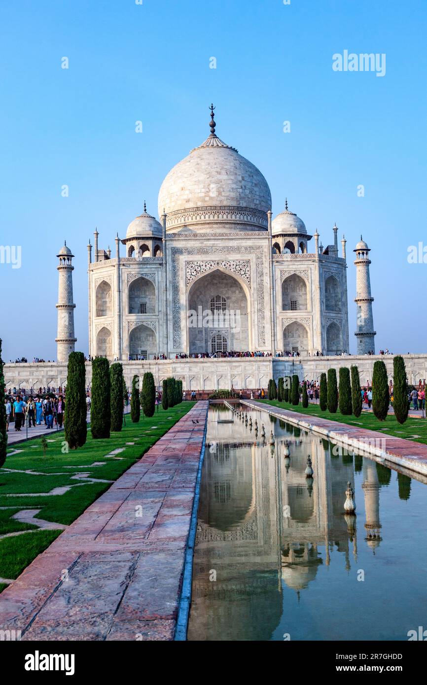 Taj Mahal in Indien mit Reflexion im Teich und mit der Inschrift des Korans im arabischen Buchstaben, was auf englisch bedeutet: Dies ist eine Einladung zum Weiterleben Stockfoto